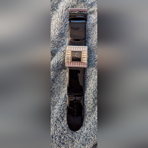 New Authentic GUESS W11524L5 White Crystal Accented Black Patent Leather Watch - Picture 3 of 6